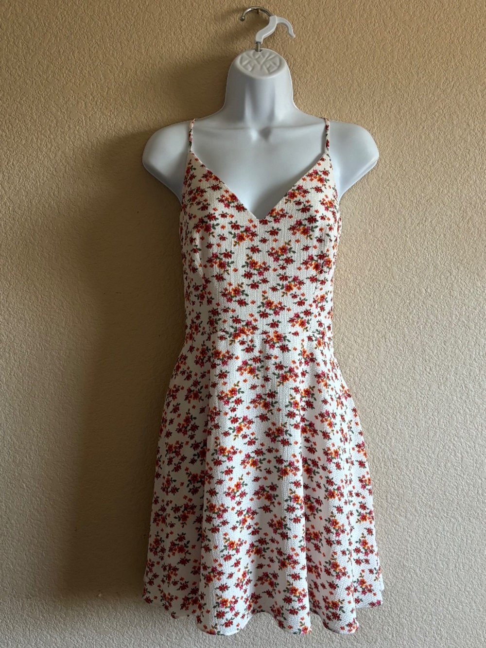 B. Darlin White Floral Sleeveless V-Neck A-Line Mini Dress